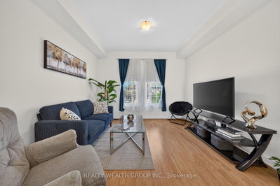 35 Matthewson Avenue • Bradford West Gwillimbury, ON photo 5