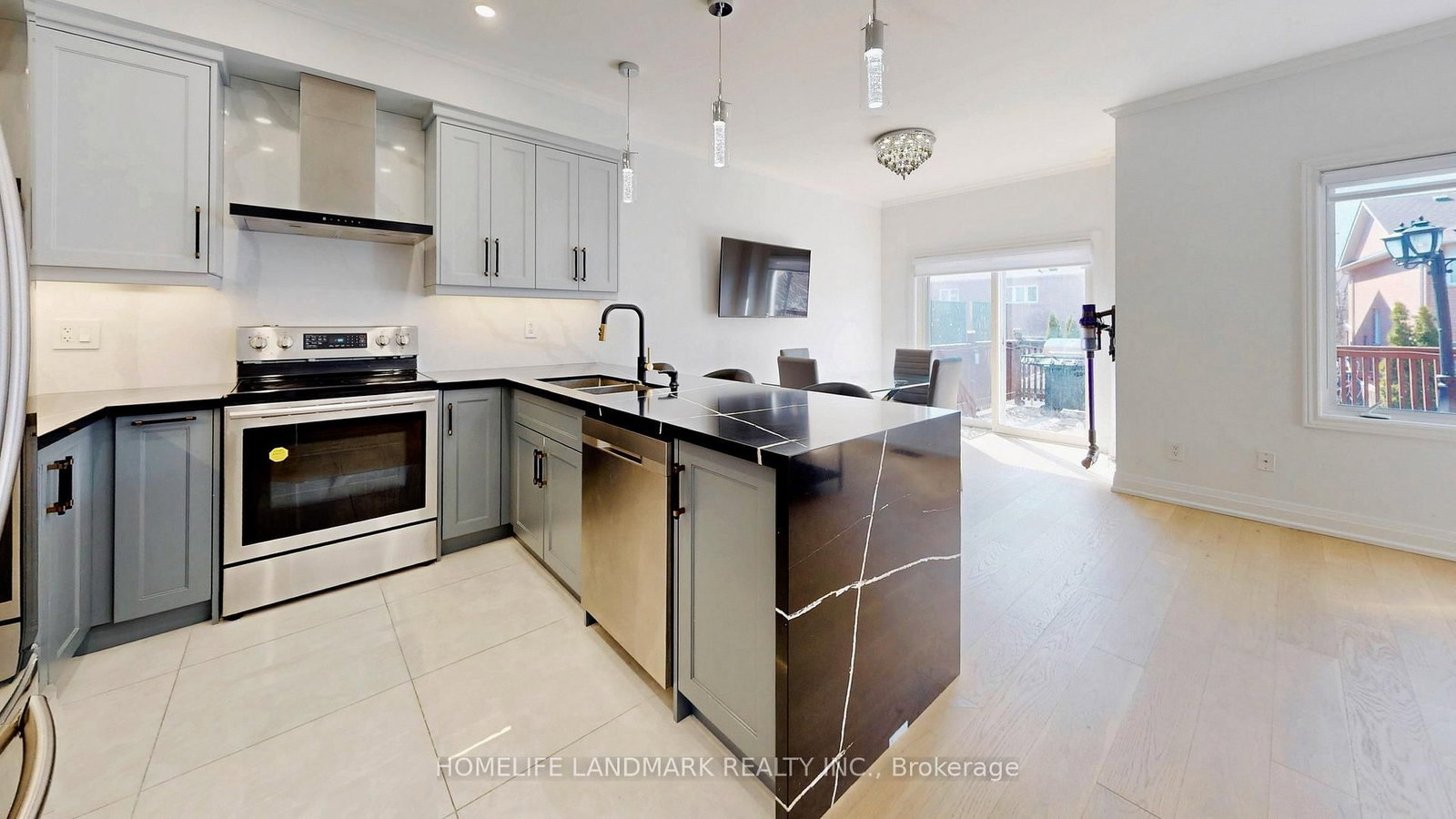 32 Arco Circle • Vaughan, ON photo 2