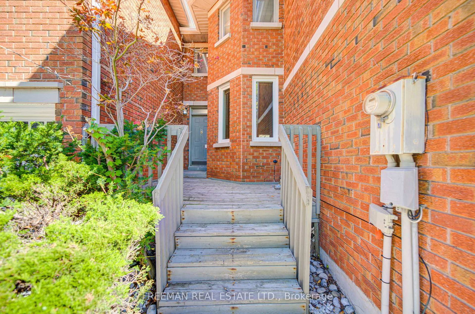 107 Brownstone Circle • Vaughan, ON photo 3