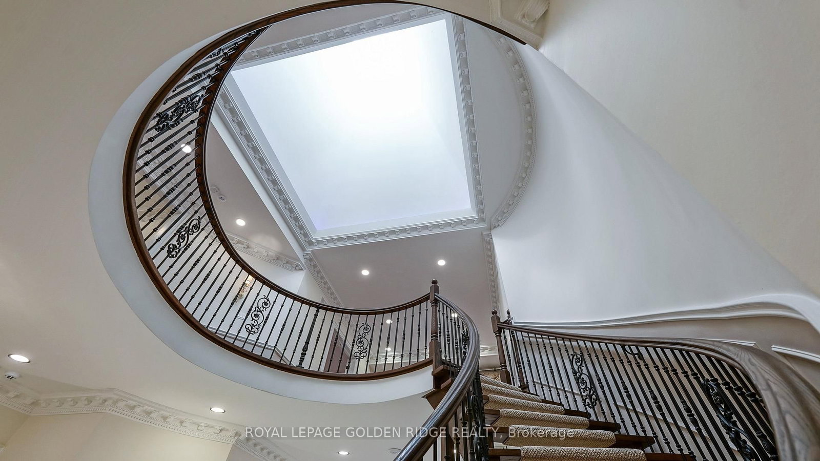 2 Cortleigh Court • Richmond Hill, ON photo 5