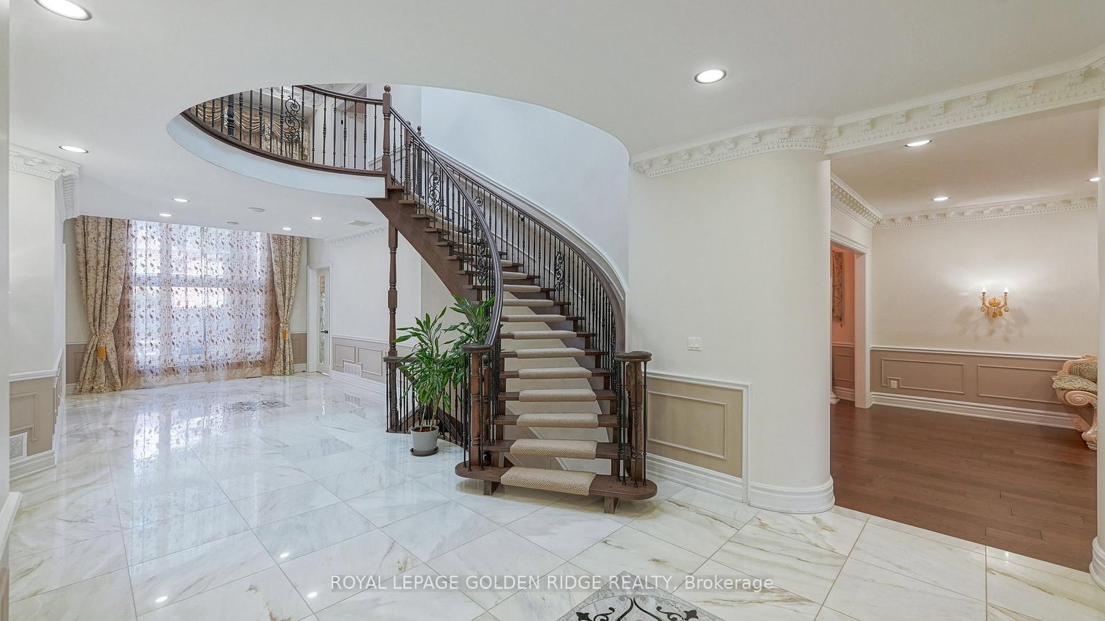 2 Cortleigh Court • Richmond Hill, ON photo 6