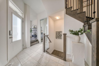 16 Ness Drive • Richmond Hill, ON photo 5