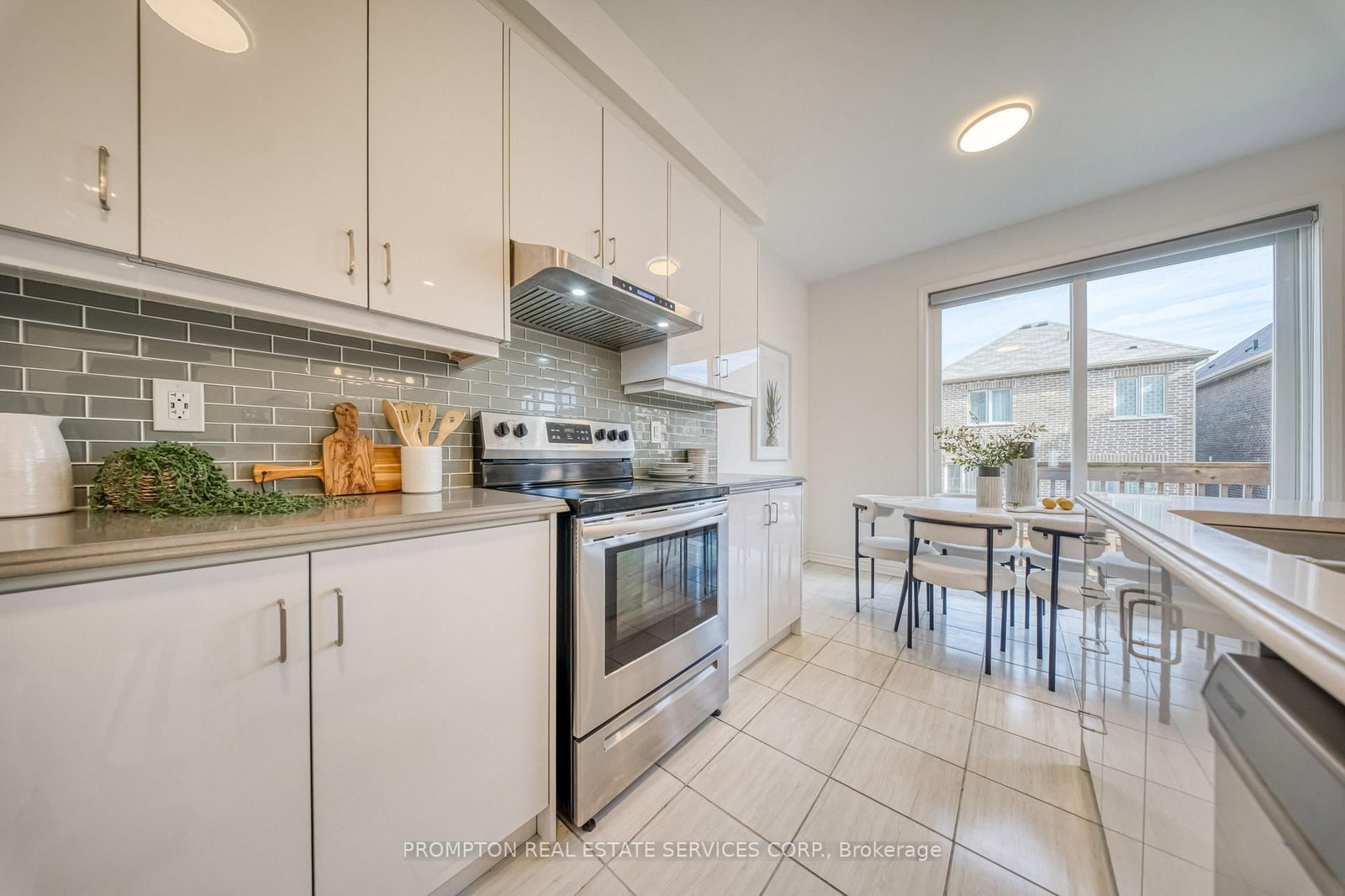 16 Ness Drive • Richmond Hill, ON photo 9
