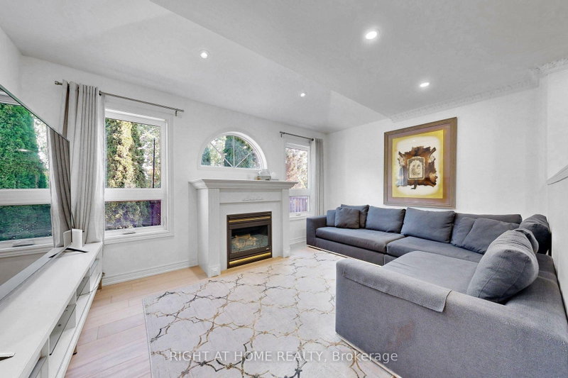262 Wildberry Crescent