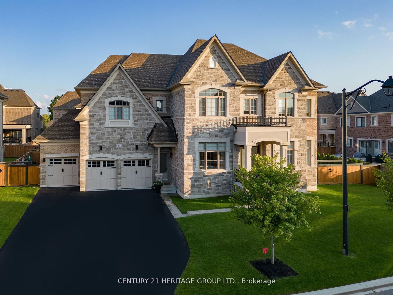 43 Sir Henry Court • King, ON photo 1