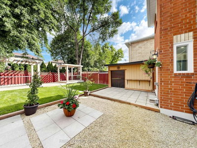 14 Dunsmore Crescent • Richmond Hill, ON photo 3