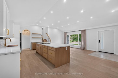 3 Reuben Street • Aurora, ON photo 8