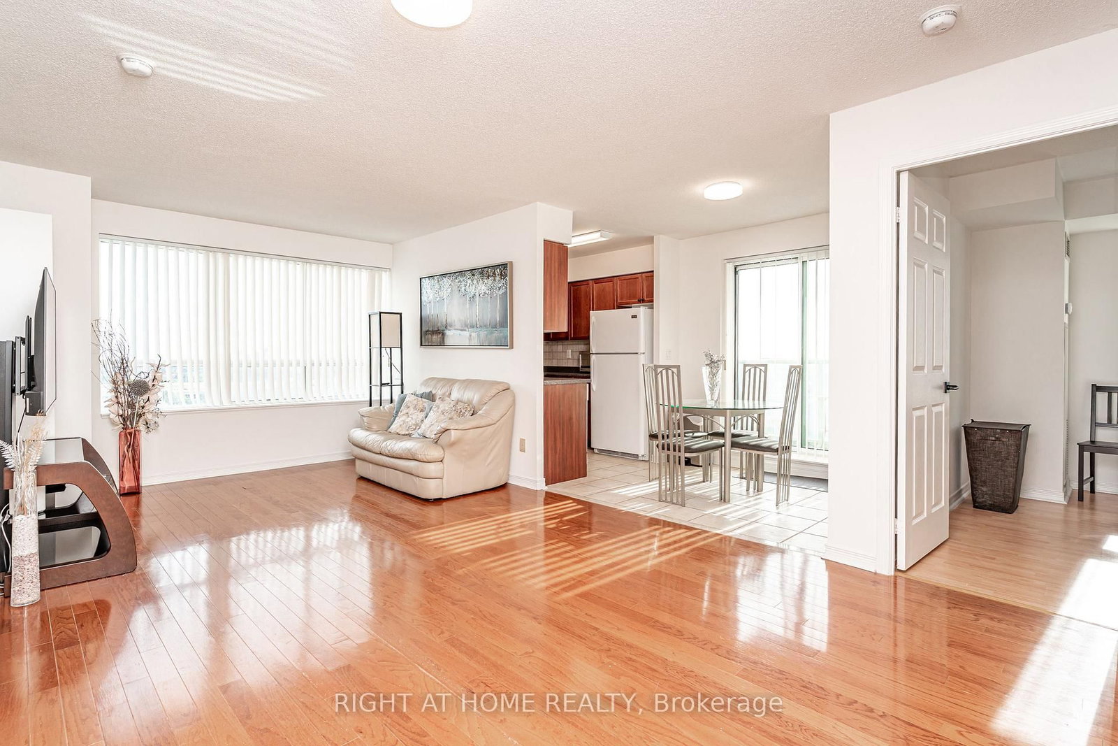 23 Oneida Crescent • #1010 • Richmond Hill, ON photo 12