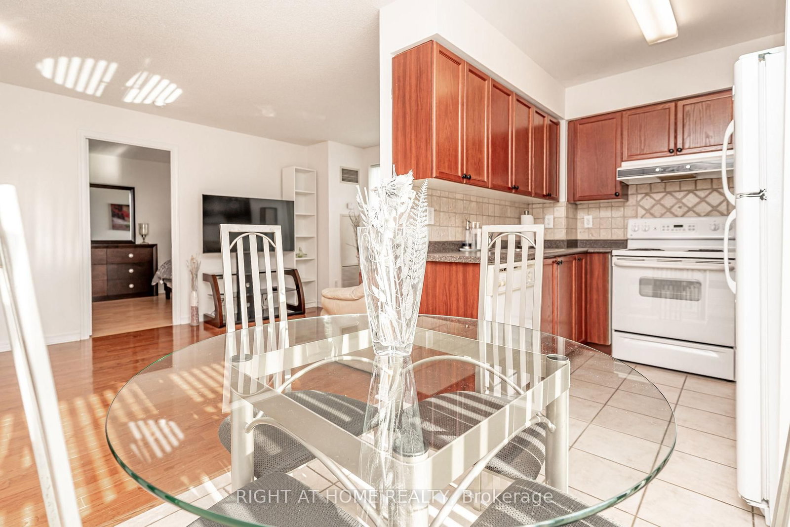 23 Oneida Crescent • #1010 • Richmond Hill, ON photo 16
