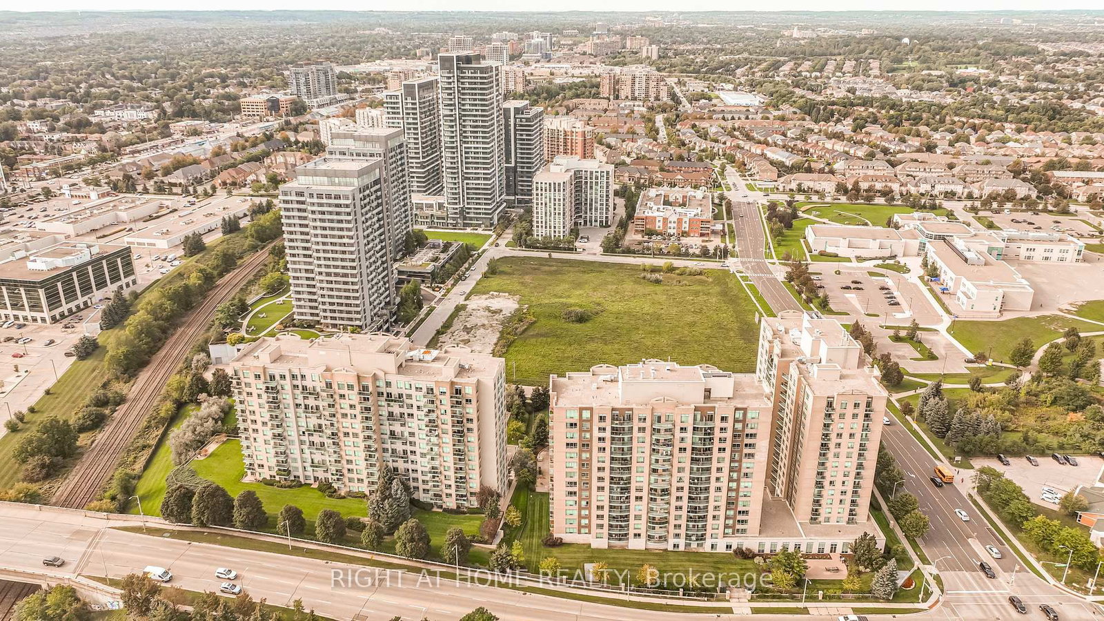 23 Oneida Crescent • #1010 • Richmond Hill, ON photo 3