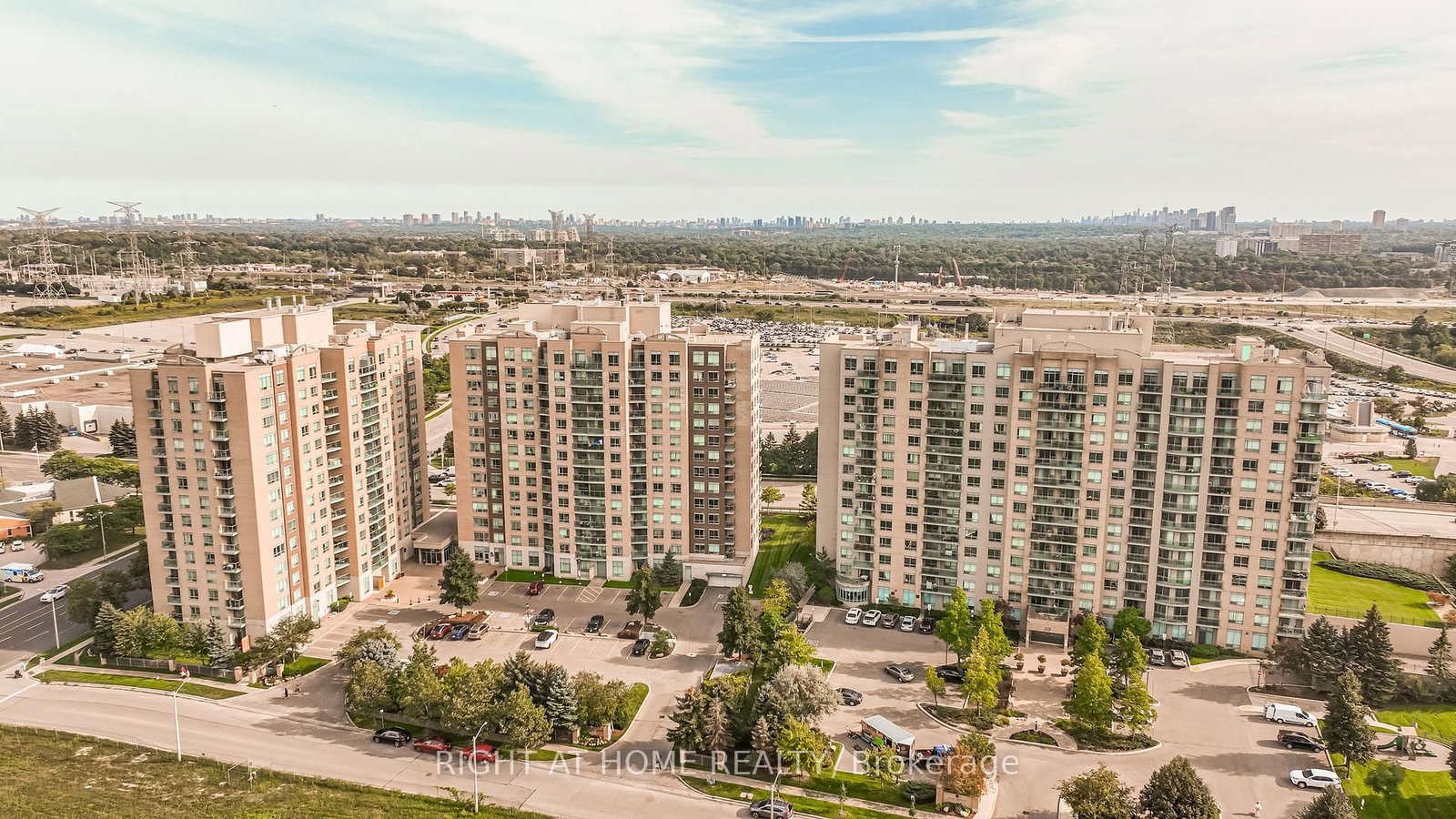 23 Oneida Crescent • #1010 • Richmond Hill, ON photo 4