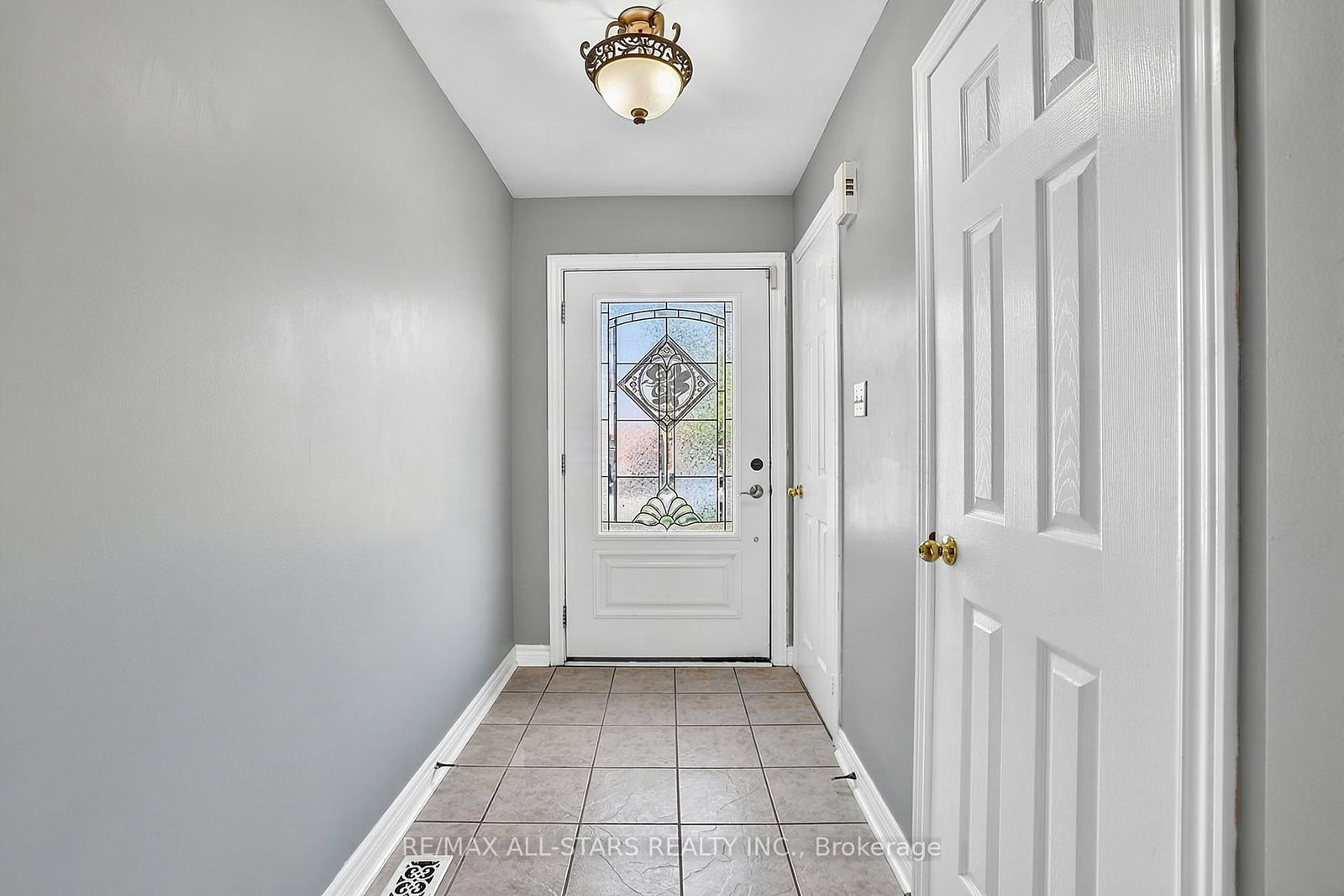 18 Lancaster Court • Georgina, ON photo 4
