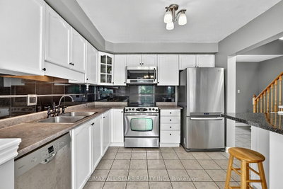 18 Lancaster Court • Georgina, ON photo 8