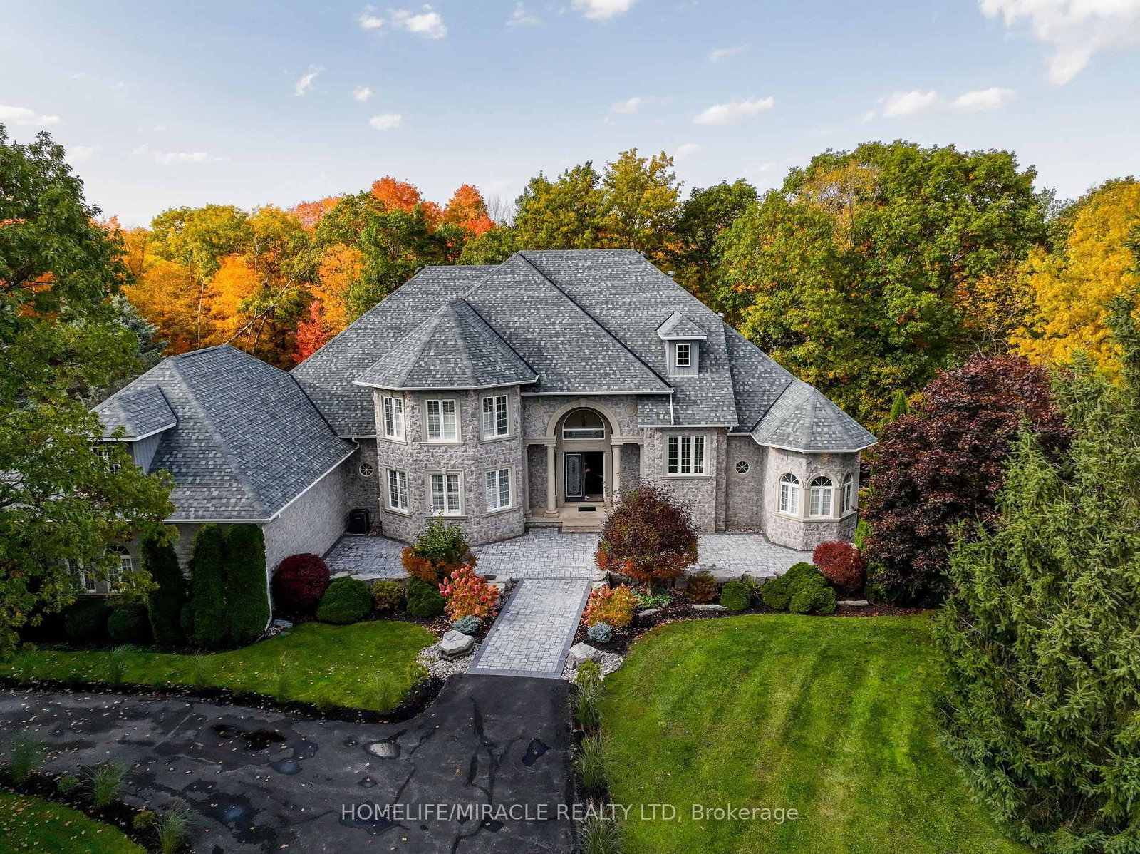 12 Deer Run • Uxbridge, ON photo 2