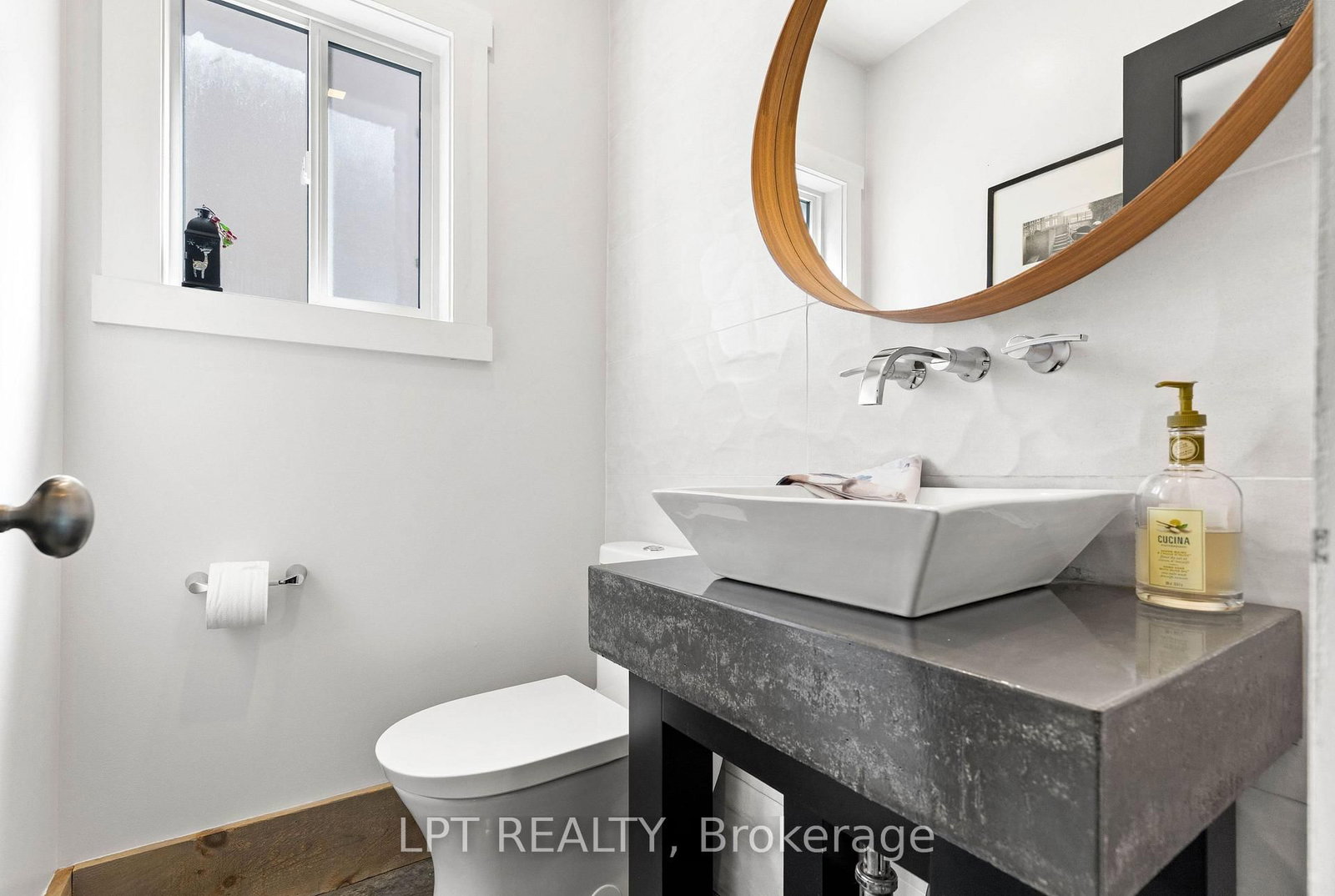 416 Flanagan Court • Newmarket, ON photo 11