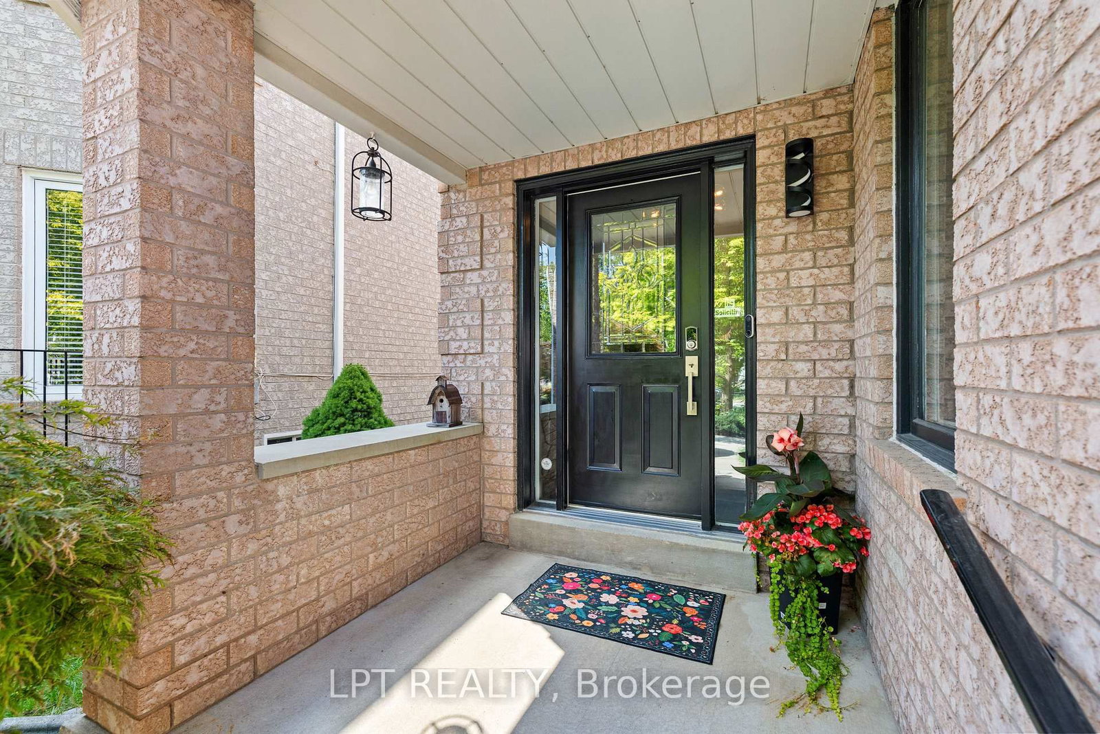 416 Flanagan Court • Newmarket, ON photo 4