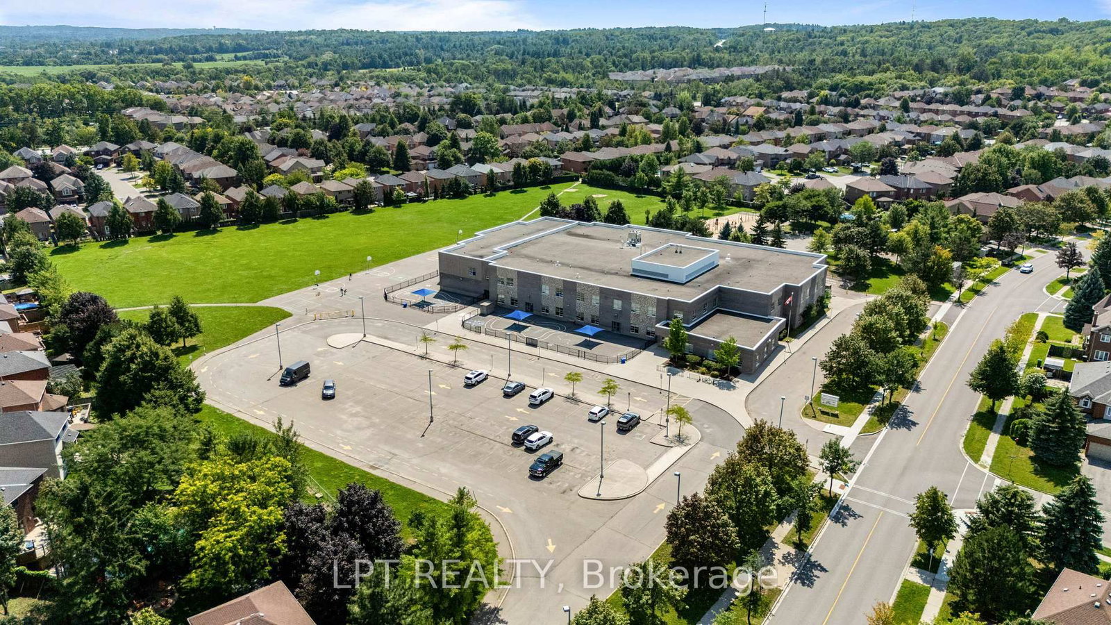 416 Flanagan Court • Newmarket, ON photo 46