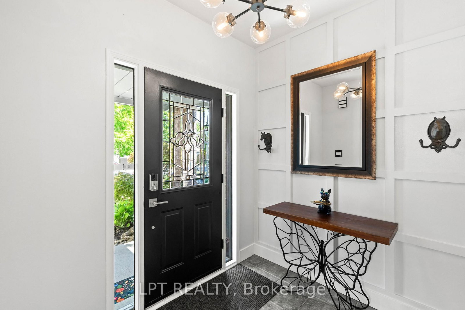 416 Flanagan Court • Newmarket, ON photo 5