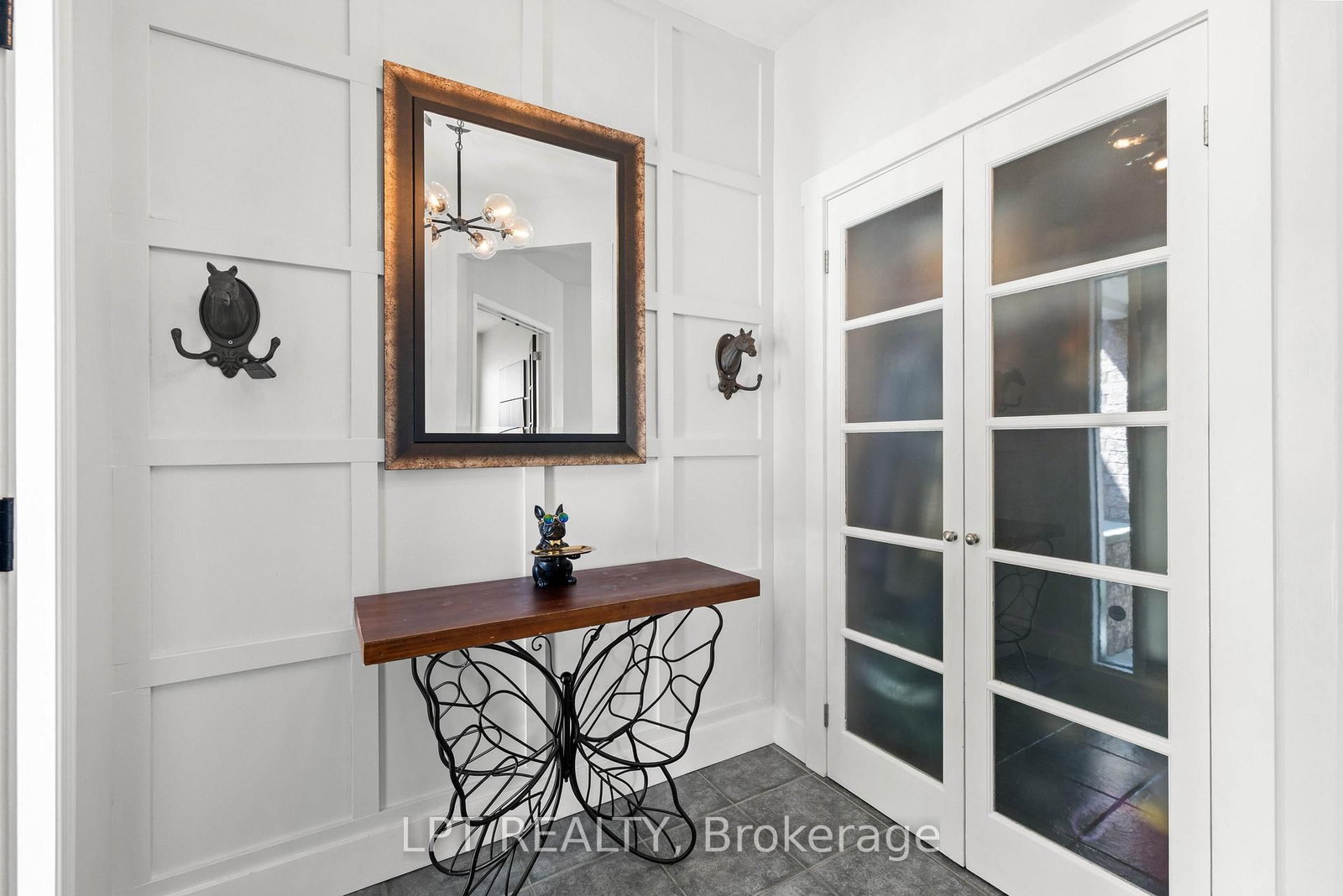 416 Flanagan Court • Newmarket, ON photo 6