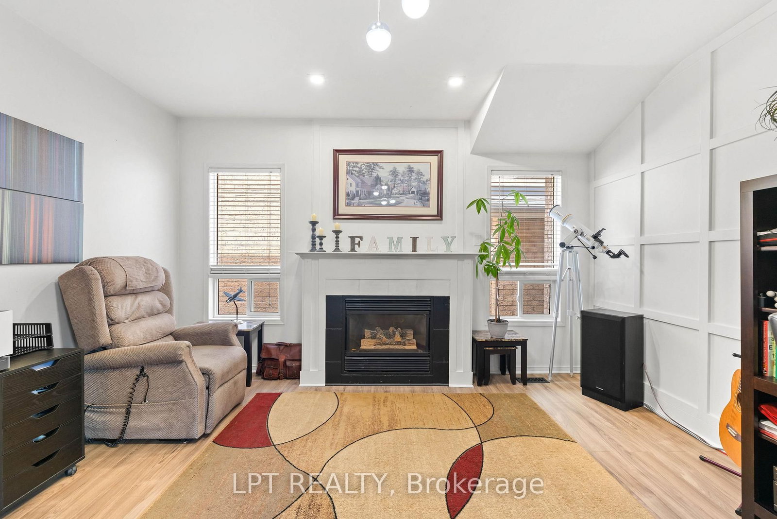 416 Flanagan Court • Newmarket, ON photo 8