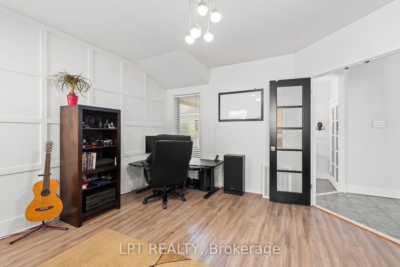 416 Flanagan Court • Newmarket, ON photo 9
