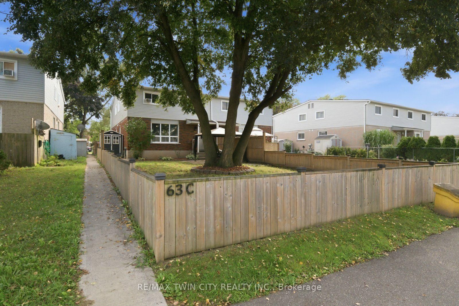 7- 63 Metcalife Metcalfe Crescent • Brantford, ON photo 2