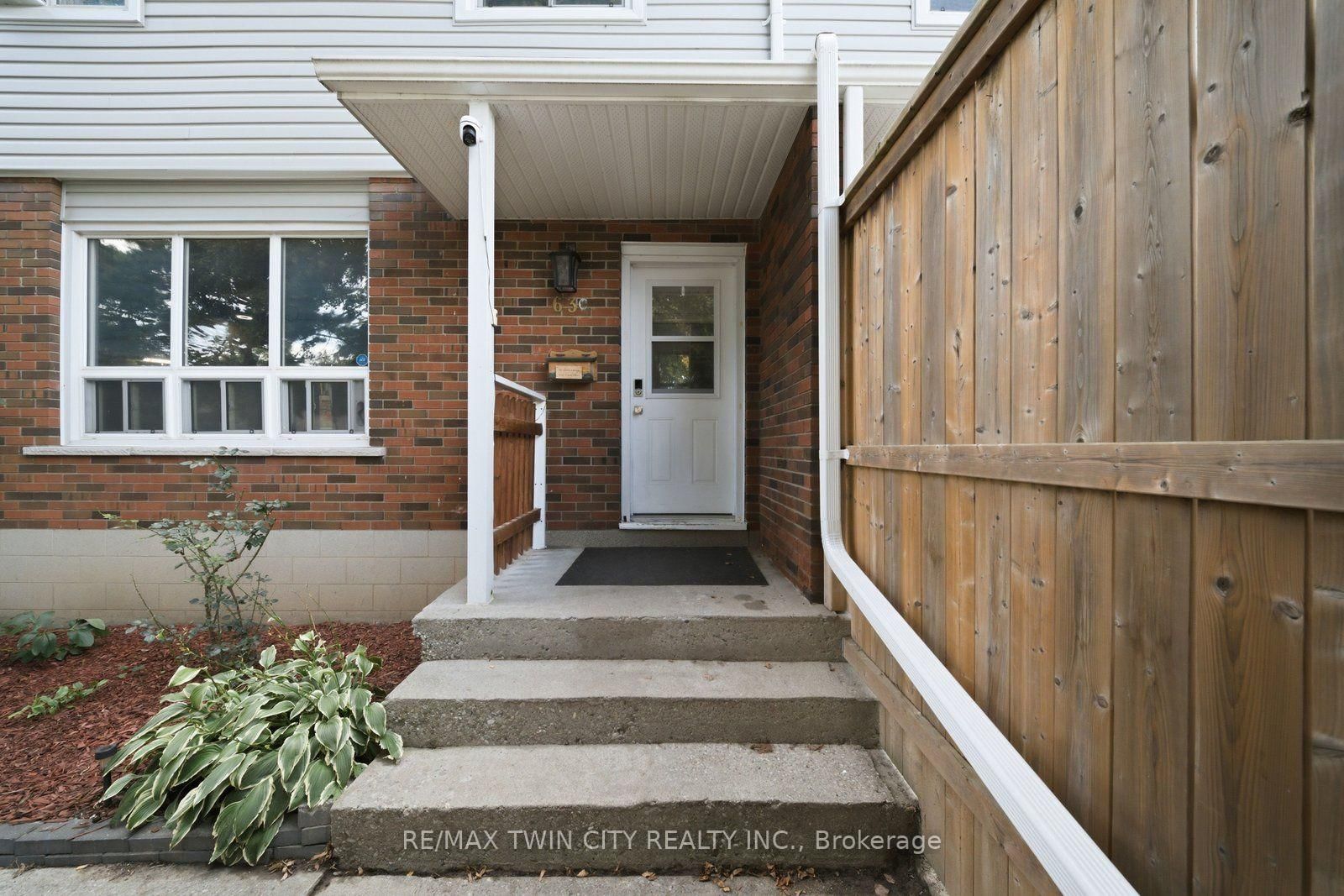 7- 63 Metcalife Metcalfe Crescent • Brantford, ON photo 4