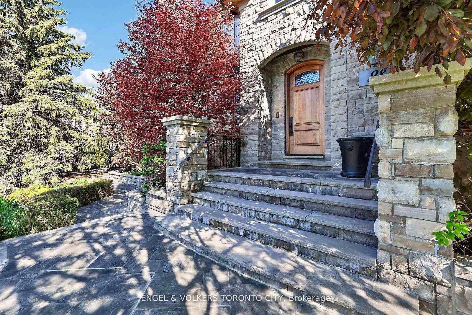 28 Long Hill Drive • Richmond Hill, ON photo 4