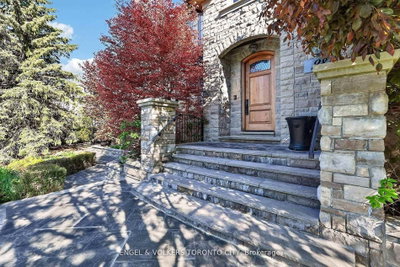 28 Long Hill Drive • Richmond Hill, ON photo 4