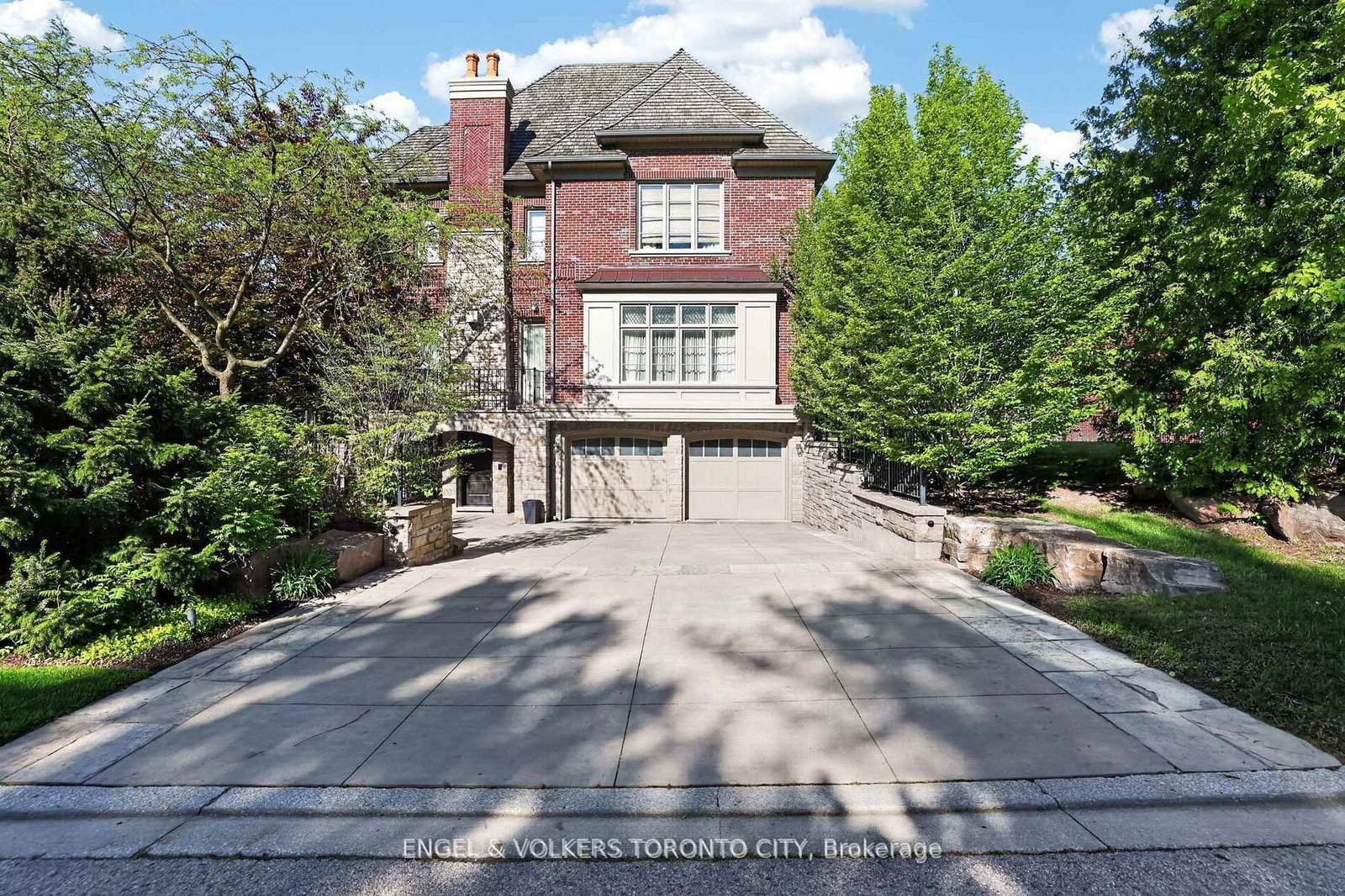 28 Long Hill Drive • Richmond Hill, ON photo 5