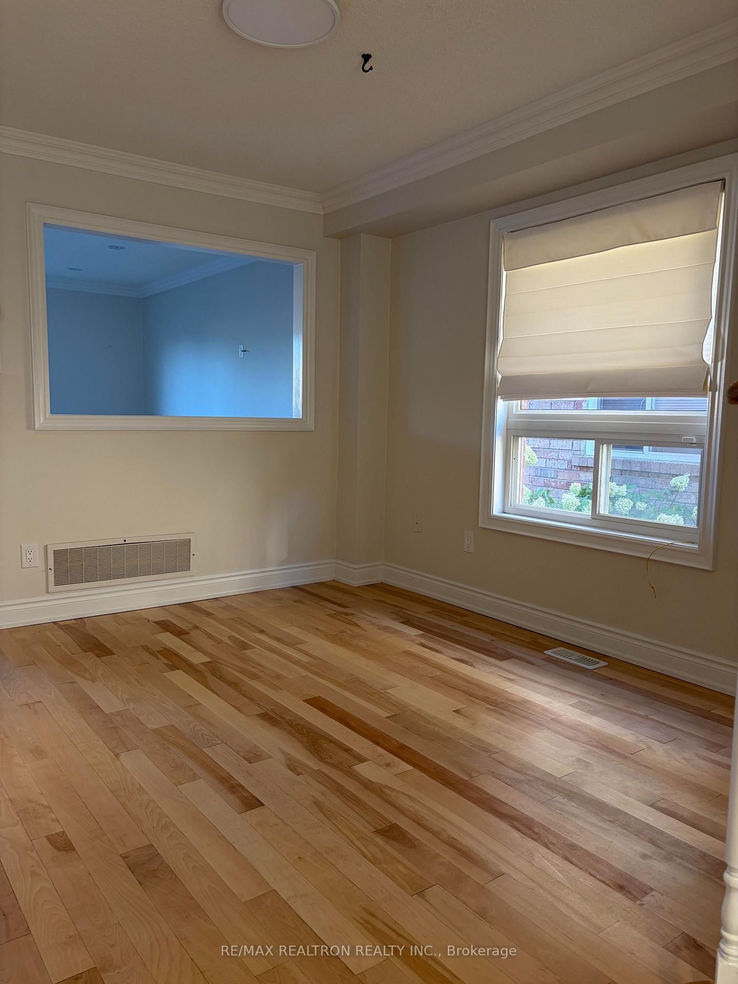 910 Isaac Phillips Way • Newmarket, ON photo 5