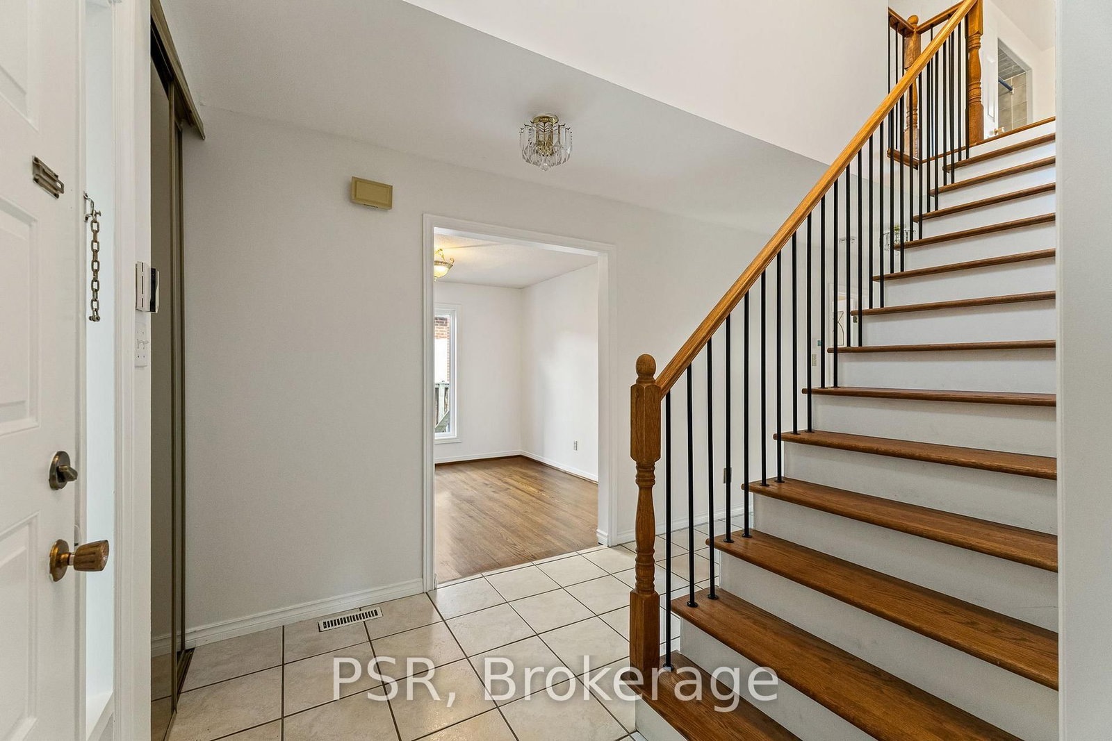 6 Lippincott Court • Richmond Hill, ON photo 3