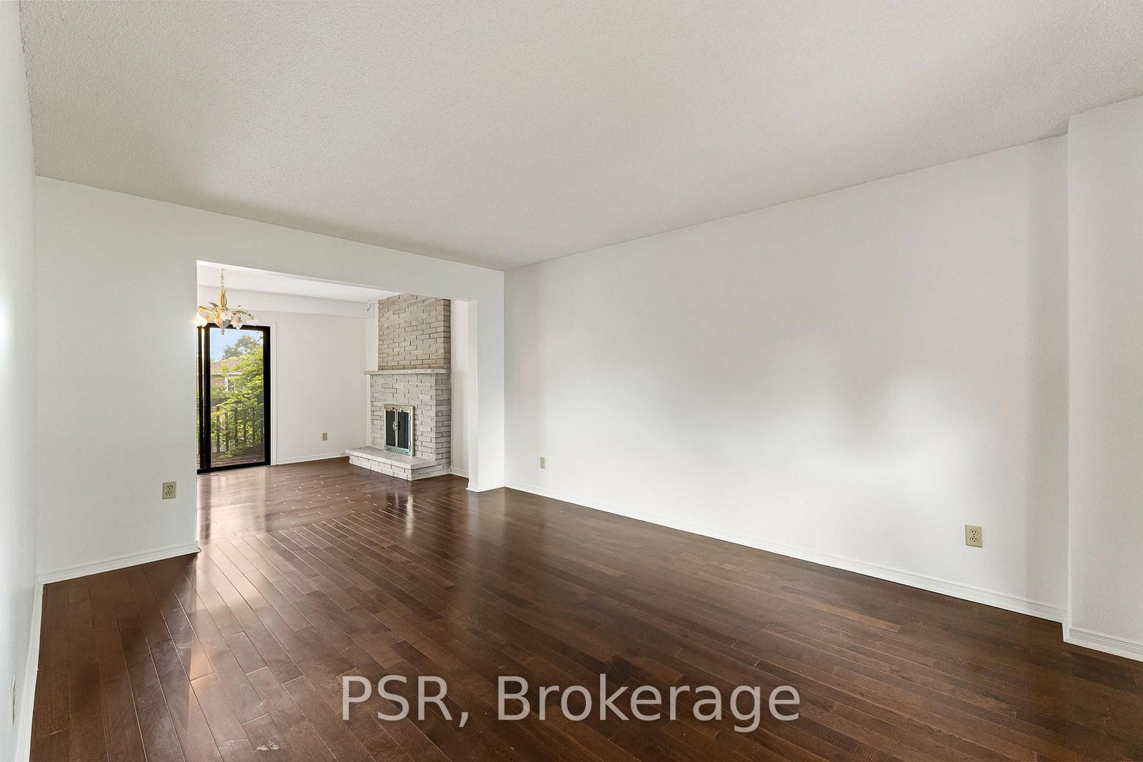 6 Lippincott Court • Richmond Hill, ON photo 4