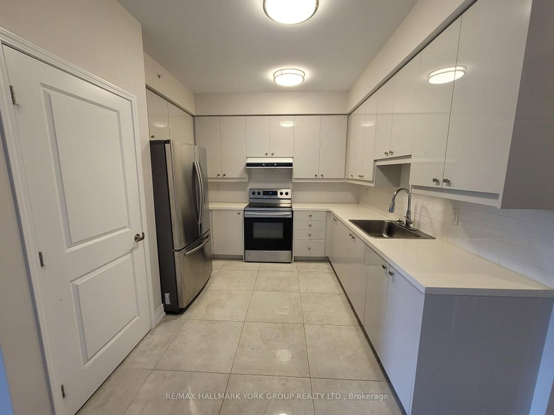 308 - 32 Wellington Street E