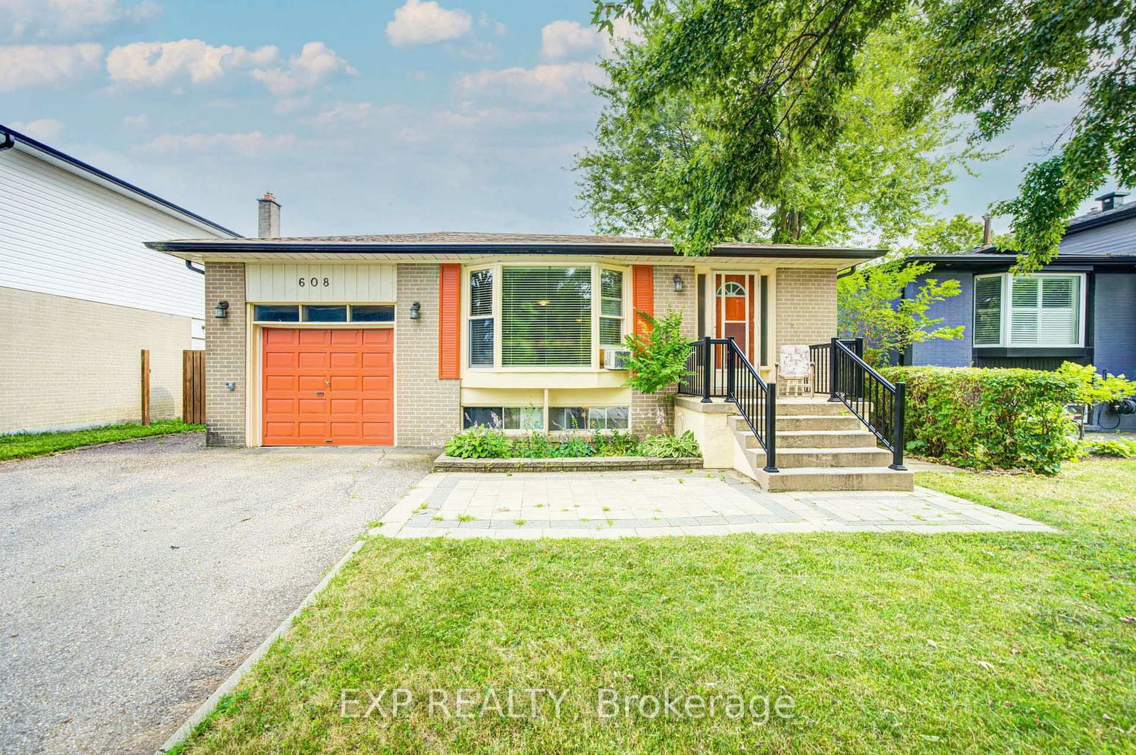 608 Rupert Avenue • Whitchurch-Stouffville, ON photo 1