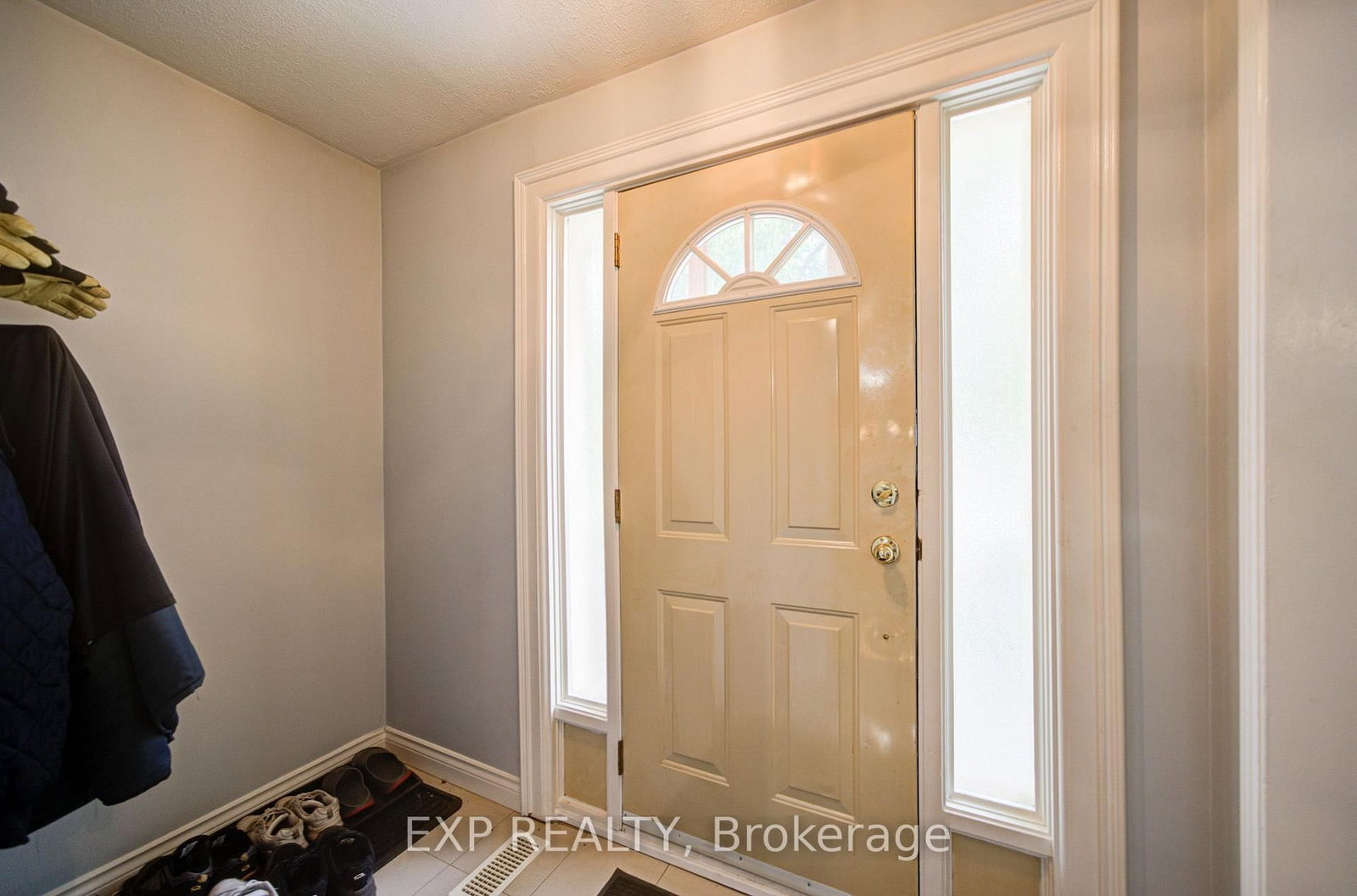 608 Rupert Avenue • Whitchurch-Stouffville, ON photo 3