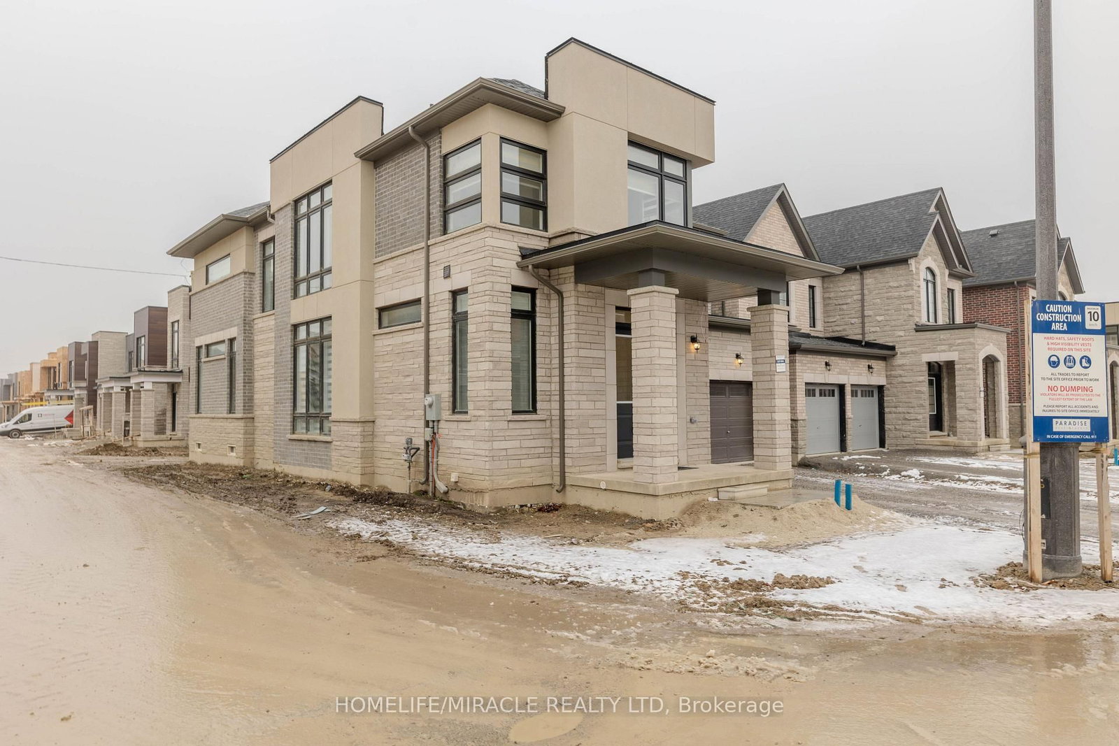 89 Halldorson Avenue • Aurora, ON photo 3