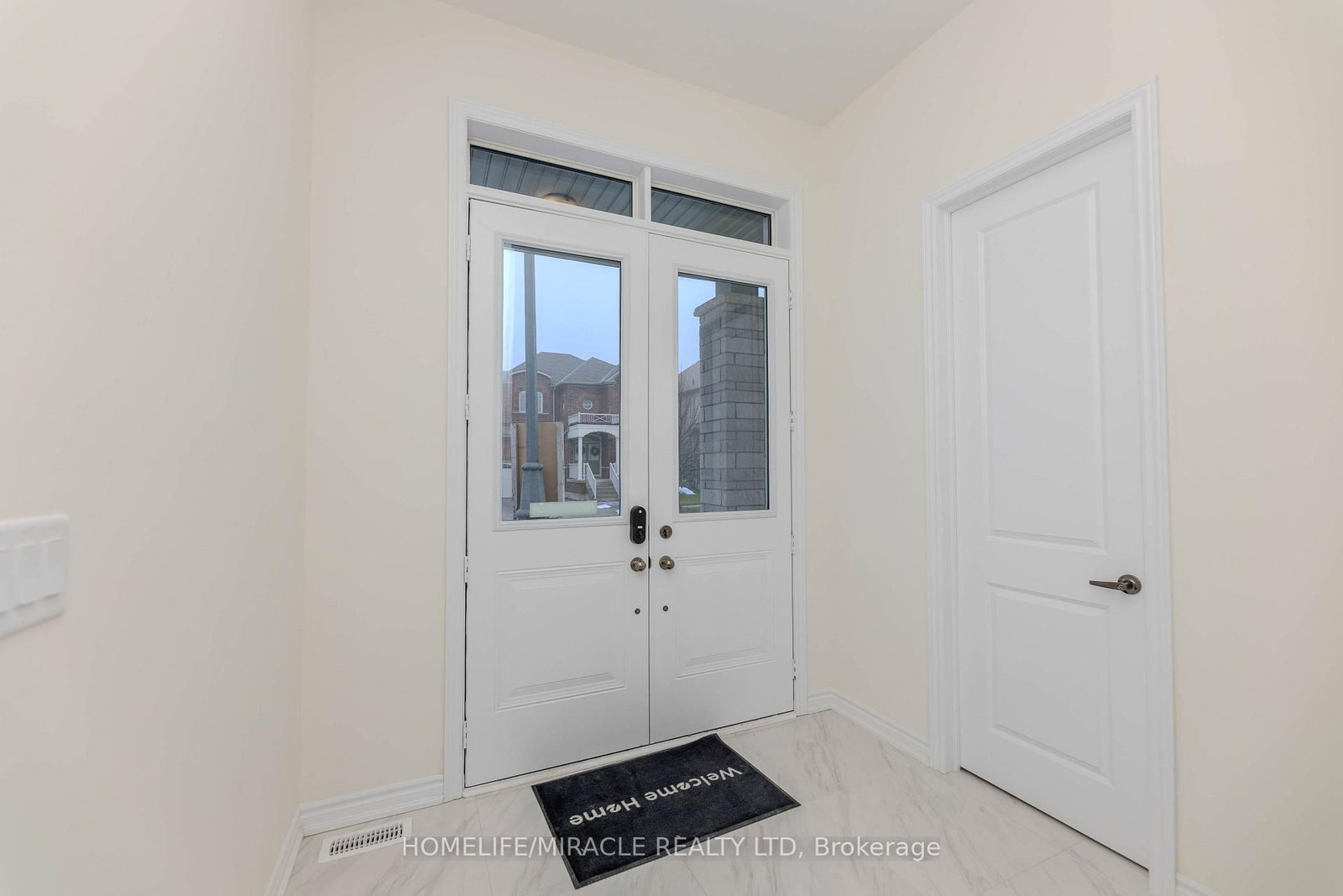 89 Halldorson Avenue • Aurora, ON photo 4