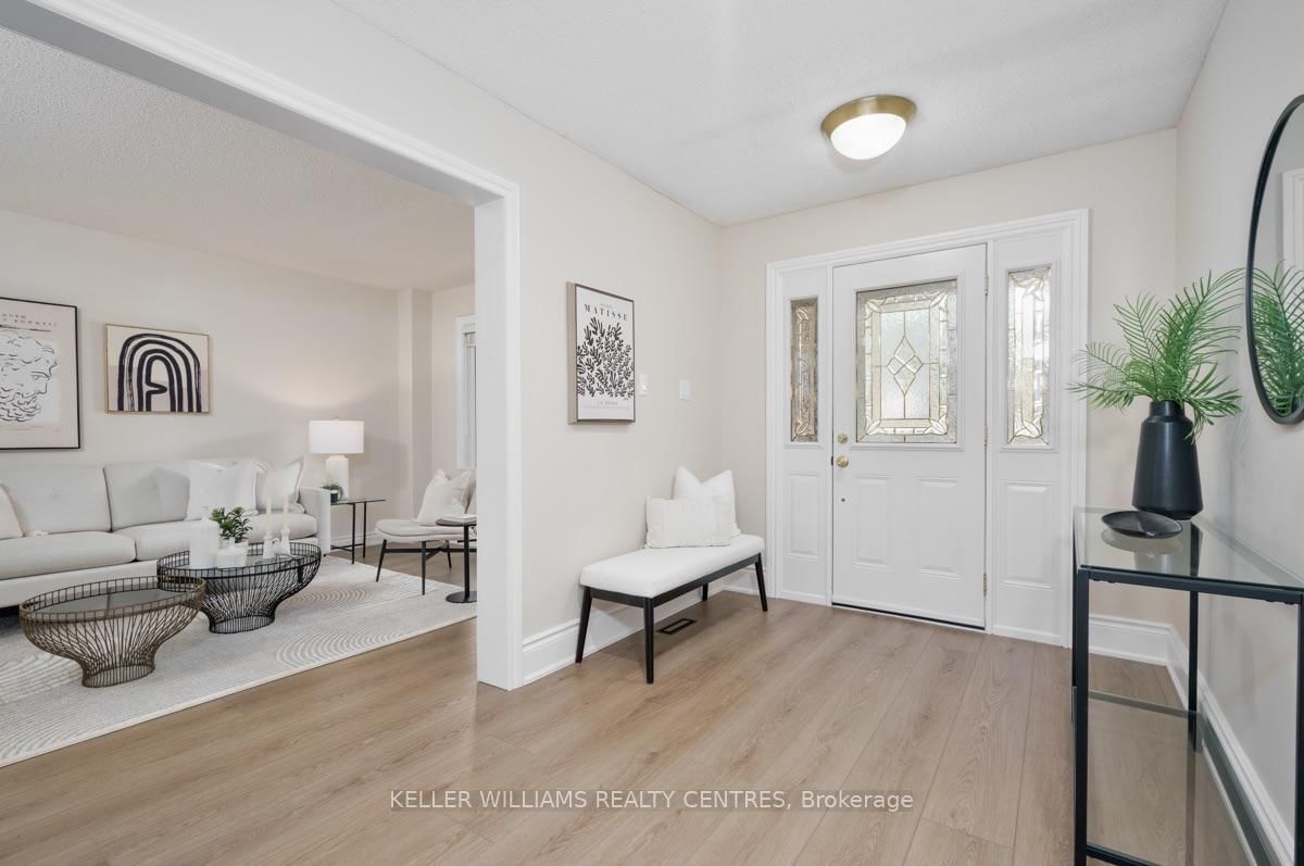 468 Dorchester Court • Newmarket, ON photo 3