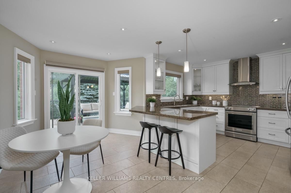468 Dorchester Court • Newmarket, ON photo 6