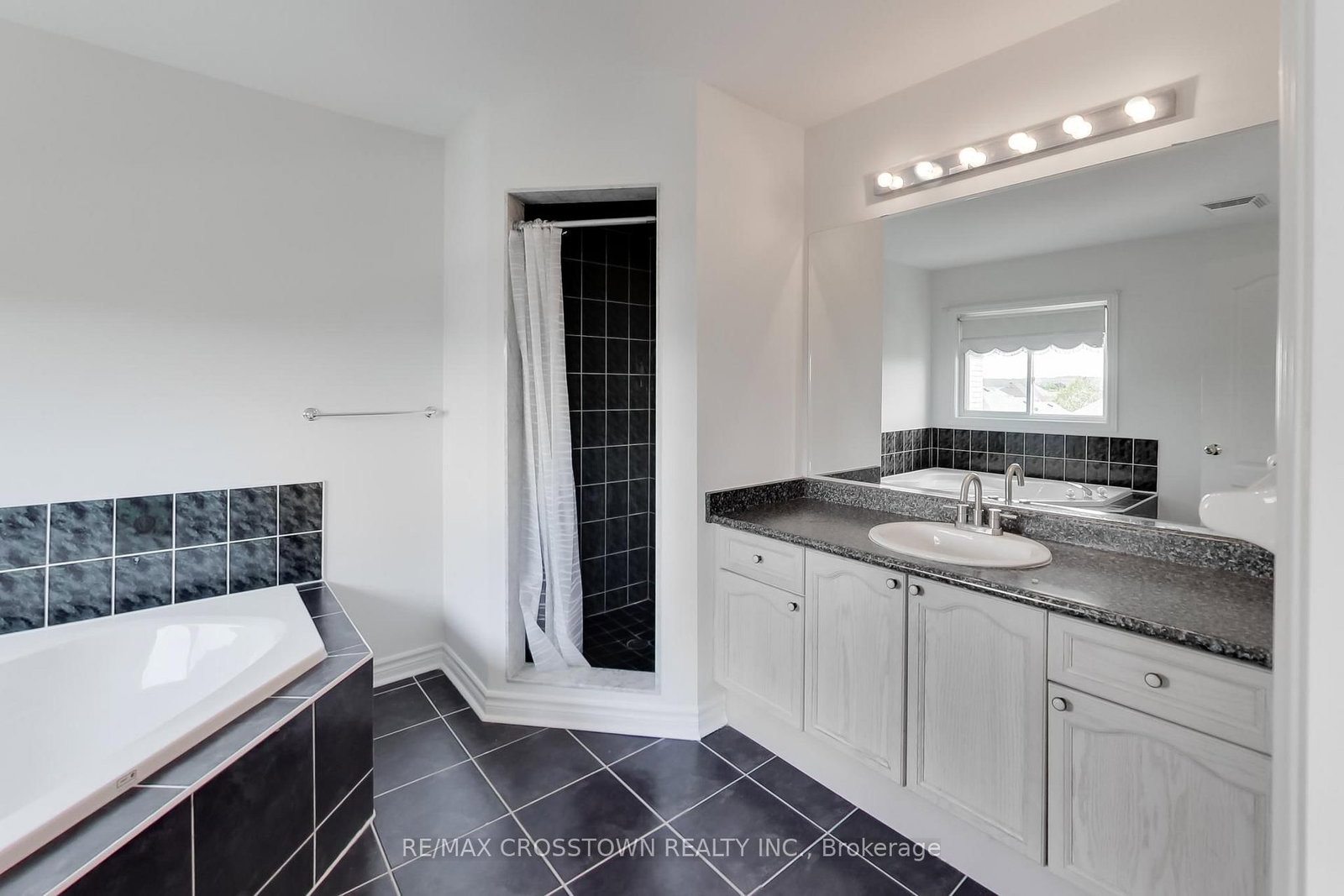 50 Petermann Street • Aurora, ON photo 24