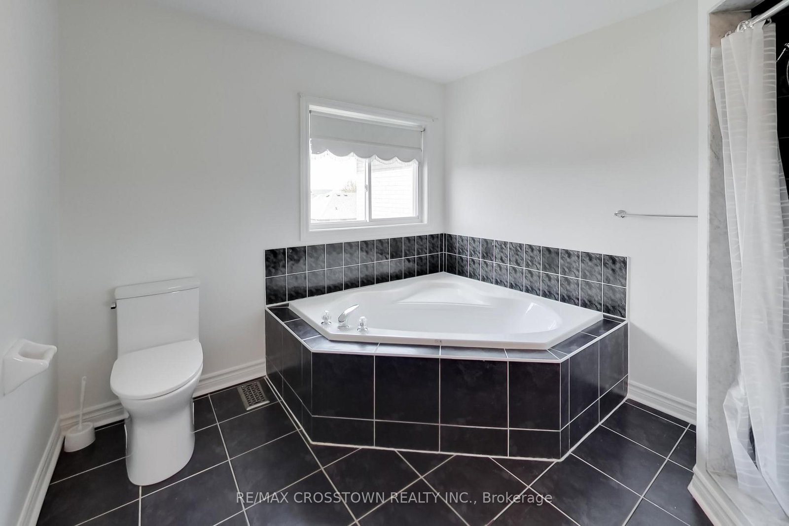 50 Petermann Street • Aurora, ON photo 25