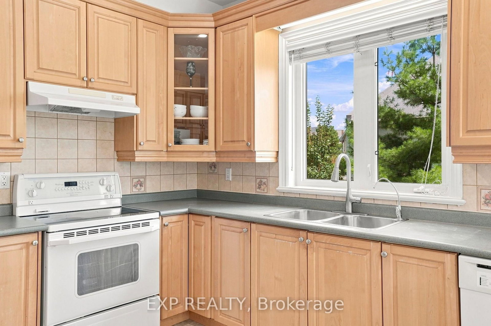 33 Valleyford Avenue • Richmond Hill, ON photo 4