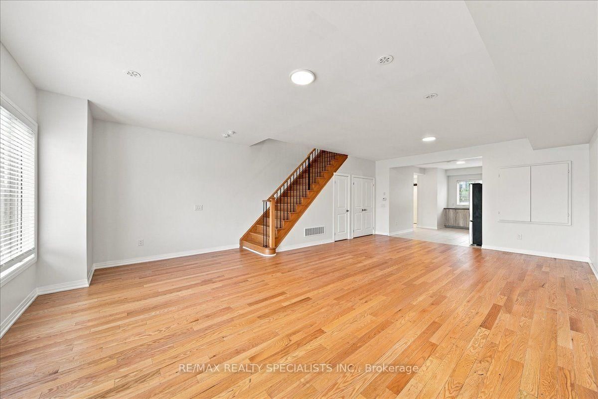 220 Dissette Street • #13 • Bradford West Gwillimbury, ON photo 13