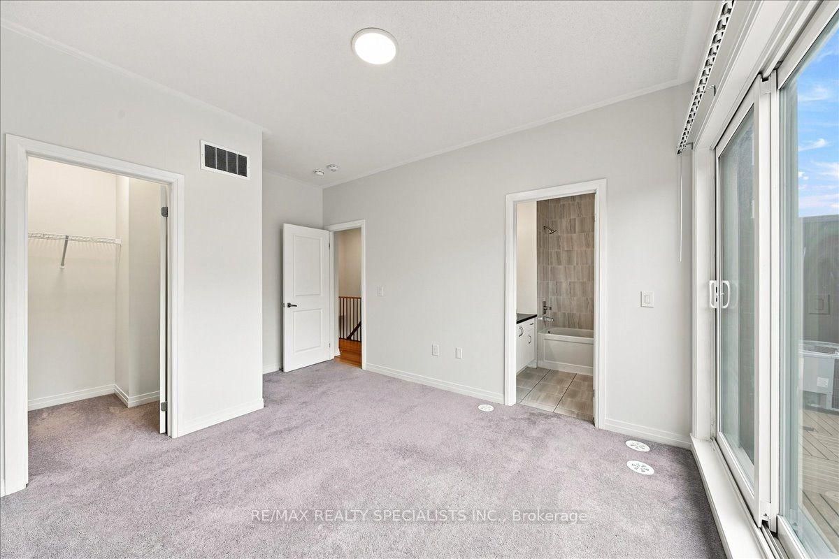 220 Dissette Street • #13 • Bradford West Gwillimbury, ON photo 18