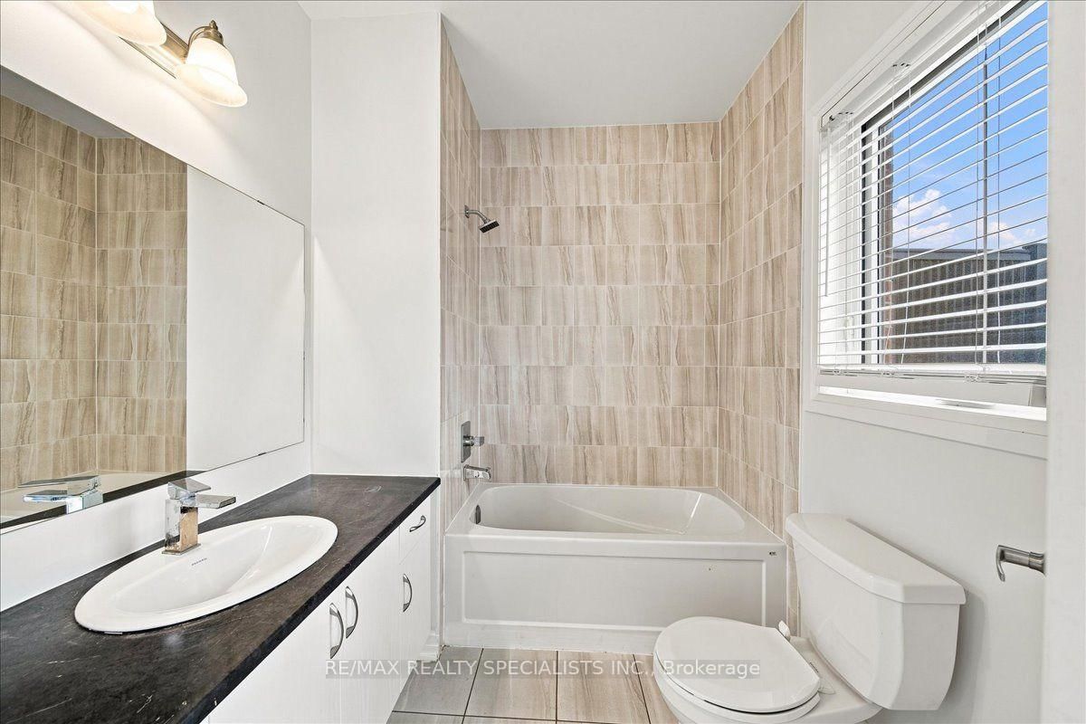 220 Dissette Street • #13 • Bradford West Gwillimbury, ON photo 20