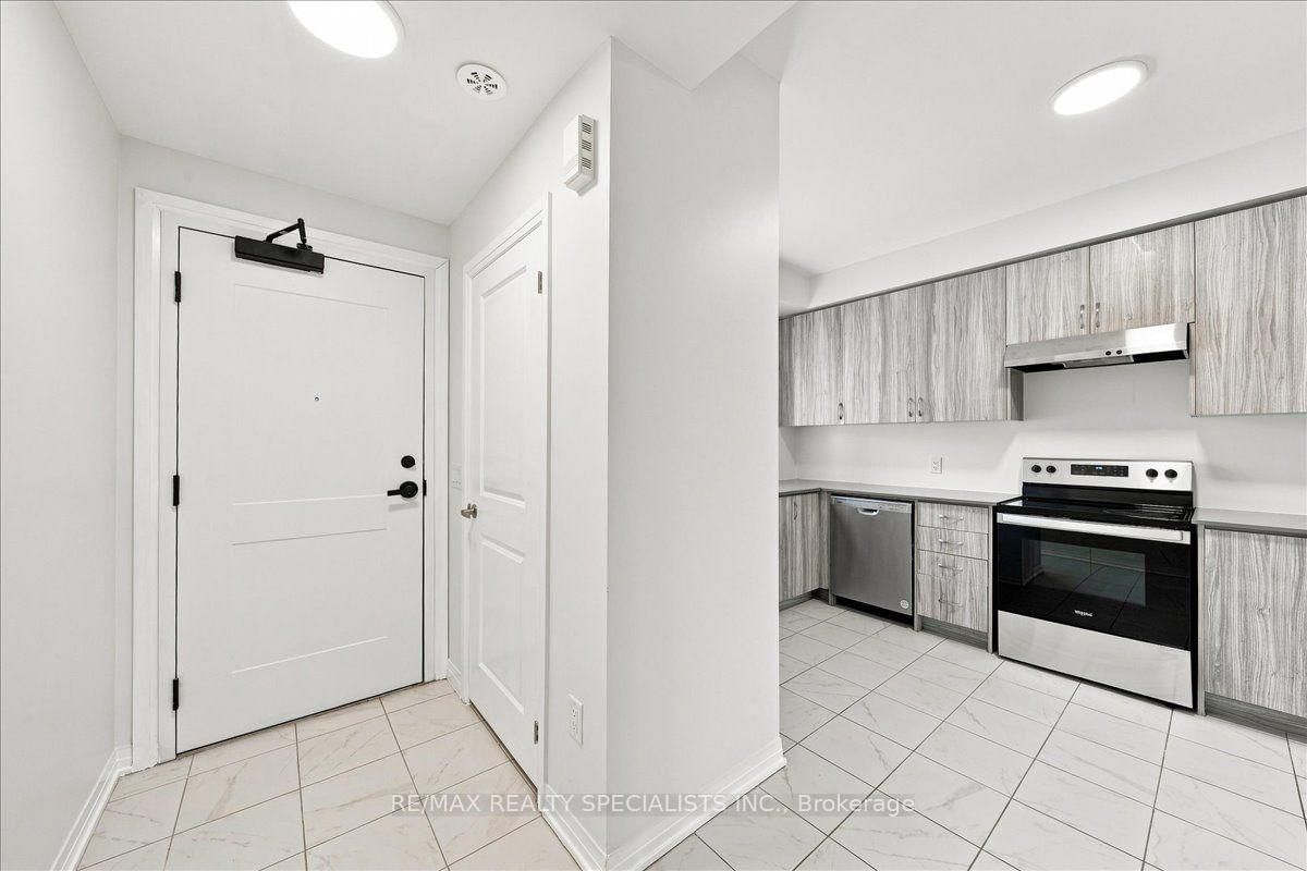 220 Dissette Street • #13 • Bradford West Gwillimbury, ON photo 4