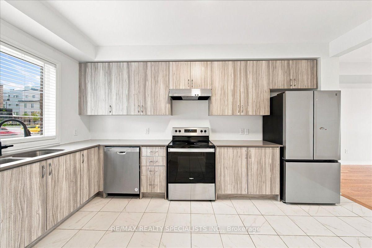 220 Dissette Street • #13 • Bradford West Gwillimbury, ON photo 6