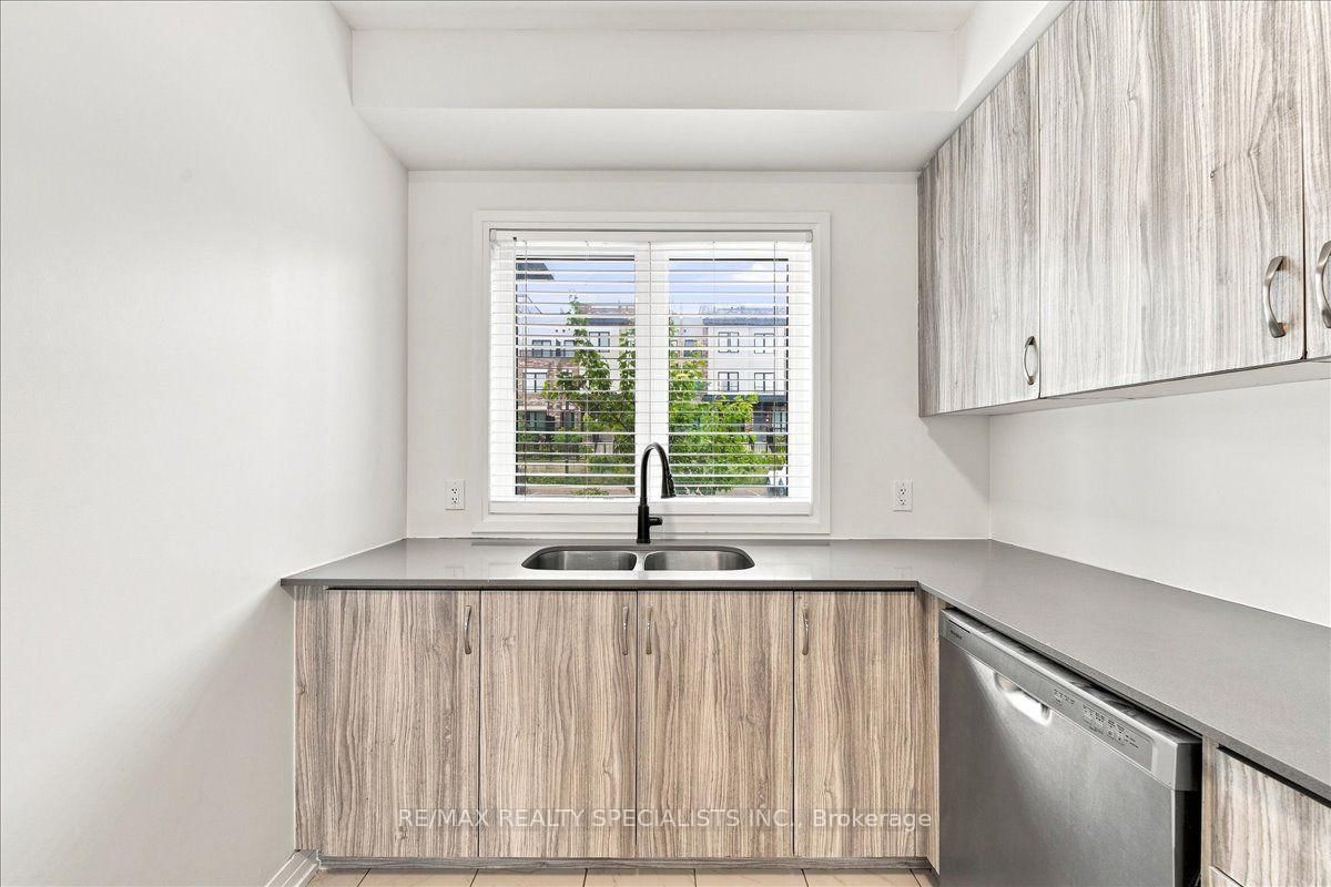 220 Dissette Street • #13 • Bradford West Gwillimbury, ON photo 8