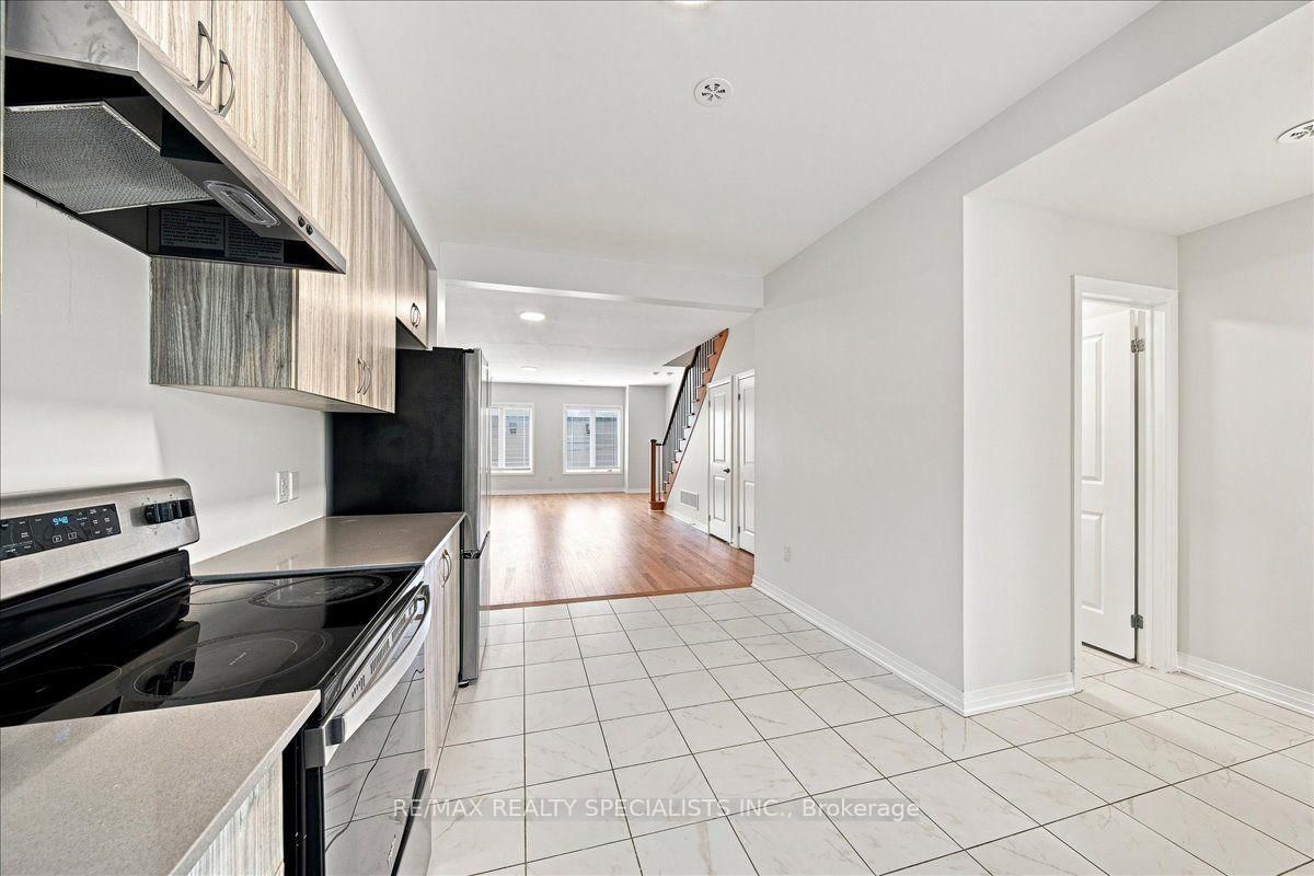 220 Dissette Street • #13 • Bradford West Gwillimbury, ON photo 9